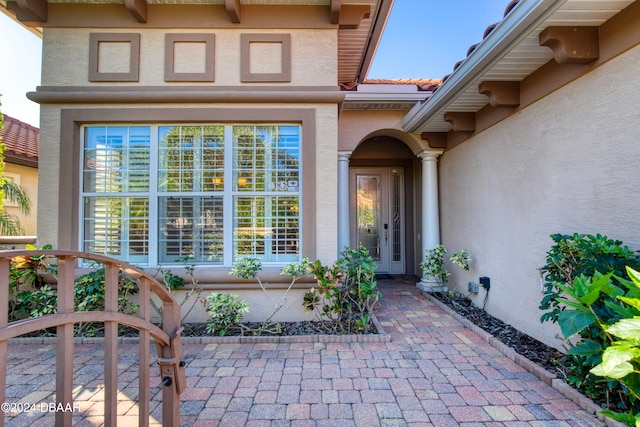 entrance to property featuring a patio area