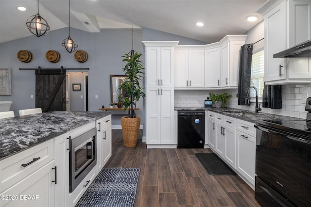 kitchen with black appliances, a sink, dark wood-style floors, a barn door, and vaulted ceiling