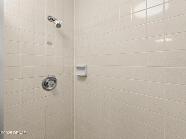 bathroom featuring tiled shower