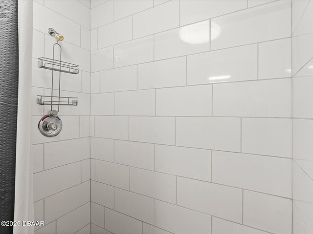 bathroom featuring a tile shower