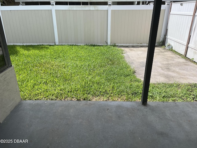 913 New Castle Ct, Holly Hill, FL 32117 - view of yard with a patio area