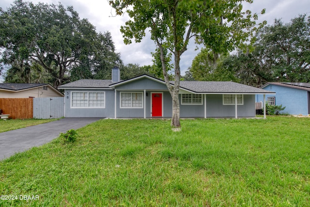 single story home featuring a front yard