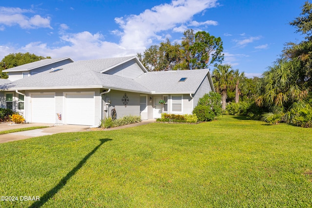 view of front facade featuring a front lawn and a garage