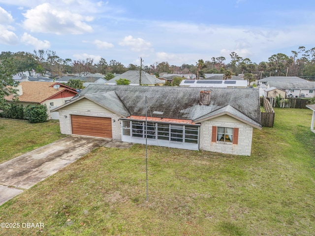 view of front facade featuring a garage and a front yard