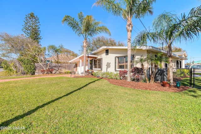 view of front facade featuring fence and a front yard