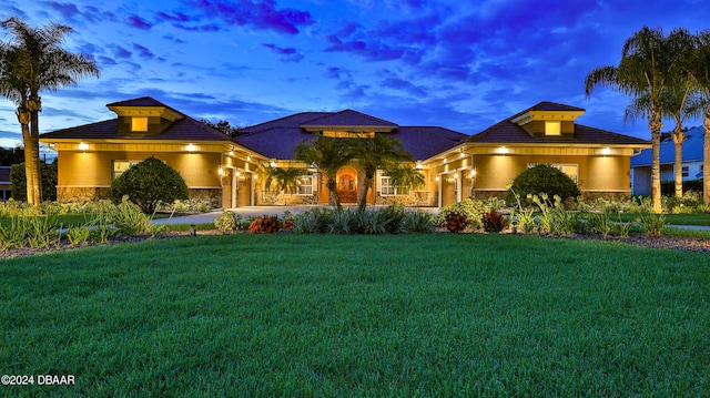 view of front of property featuring a yard