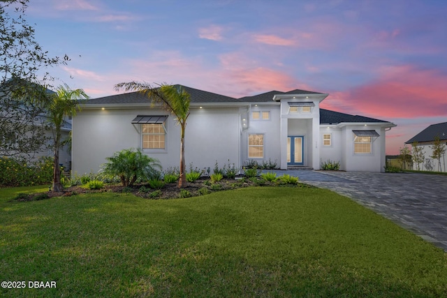 view of front of property featuring a lawn