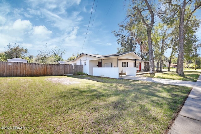 view of front of home featuring fence and a front yard