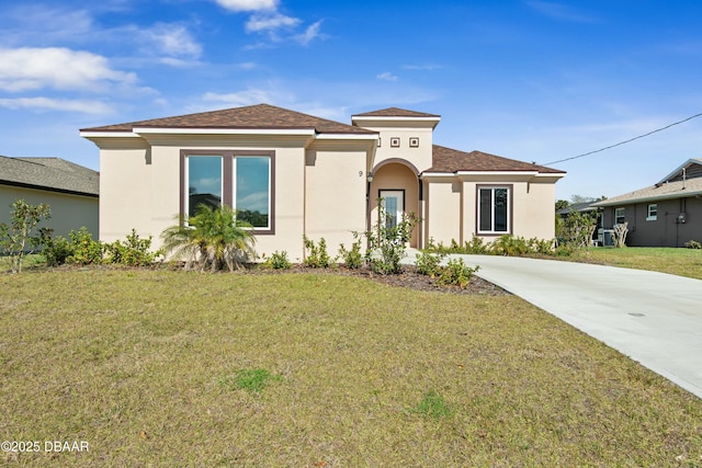 view of front facade featuring a front yard