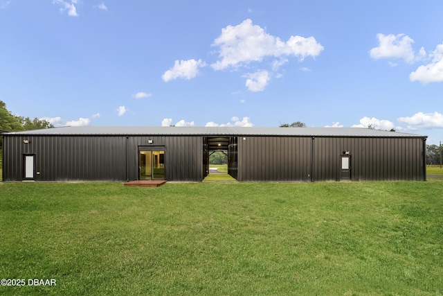 view of yard with an outbuilding