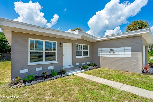 single story home with a front lawn