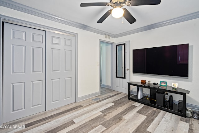 living room featuring ceiling fan, light hardwood / wood-style floors, and ornamental molding