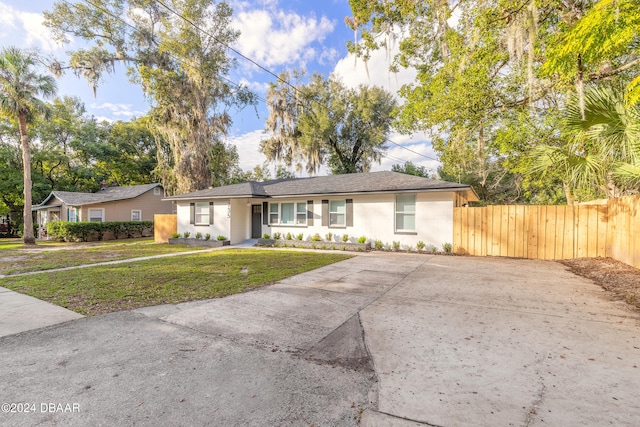 single story home with a front lawn