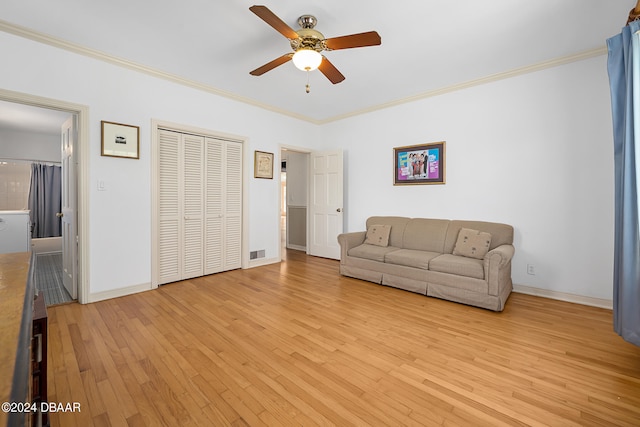 living room with light wood-type flooring, ceiling fan, and crown molding