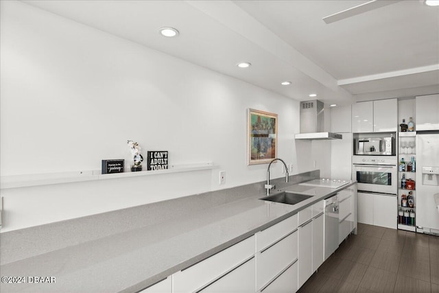 dining area featuring sink and ceiling fan