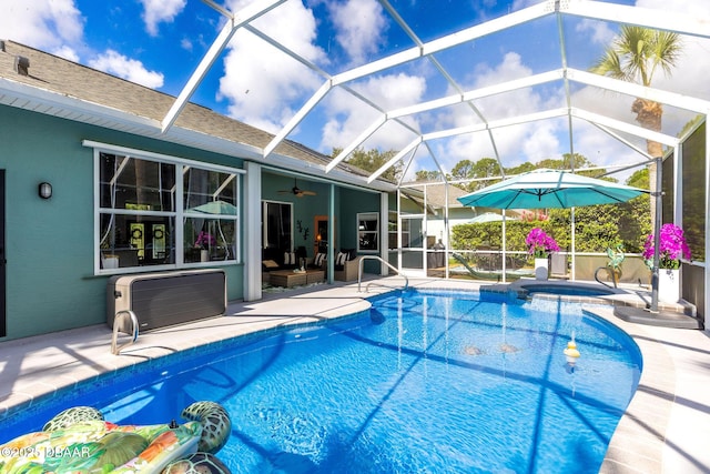 30 Bay Ct, Ormond Beach, FL 32174 - outdoor pool featuring an in-ground hot tub, a patio area, a ceiling fan, and a lanai