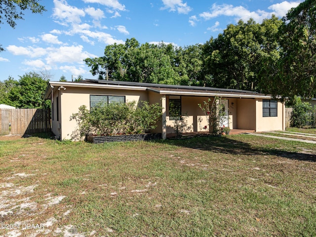 ranch-style house featuring a front yard