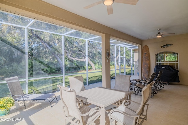 sunroom with ceiling fan