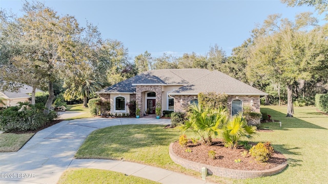 view of front facade with a front yard