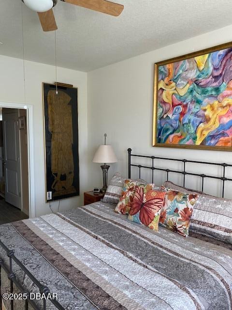 bedroom featuring ceiling fan and a textured ceiling