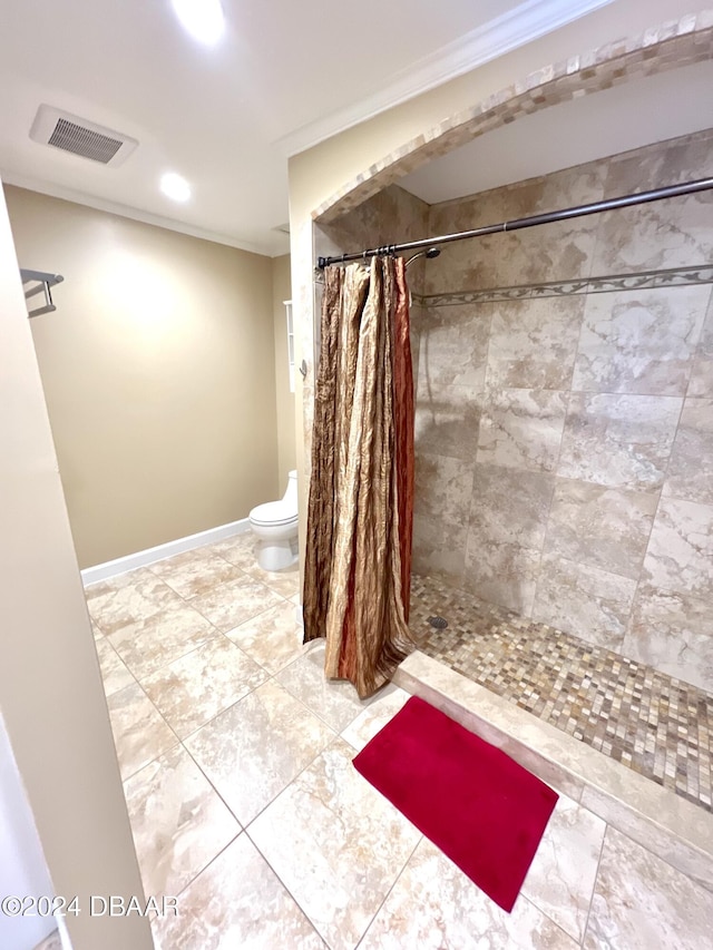 bathroom with curtained shower, toilet, and ornamental molding