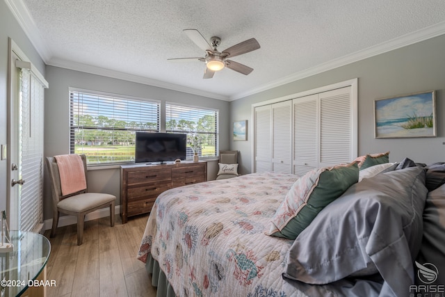 bedroom with ornamental molding, a closet, ceiling fan, and light hardwood / wood-style flooring