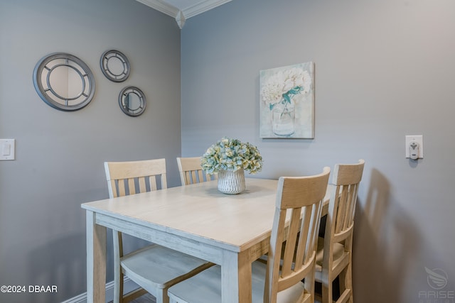 dining area with ornamental molding