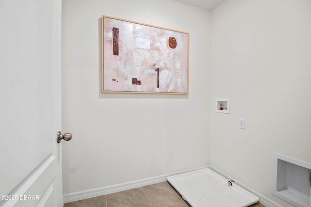 clothes washing area with light tile patterned floors, hookup for a washing machine, and hookup for a gas dryer