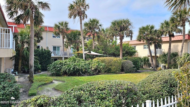 view of home's community featuring a lawn