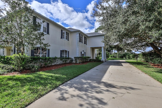 view of front of property featuring a front lawn