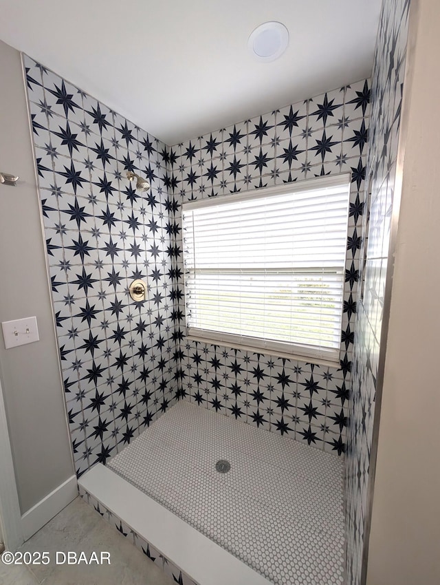 bathroom featuring tiled shower