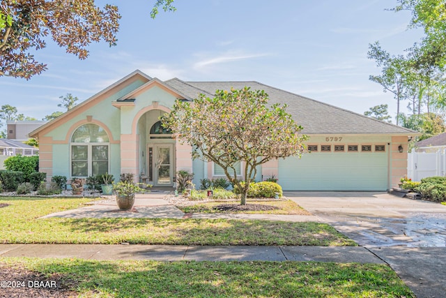 view of front facade featuring a garage and a front yard