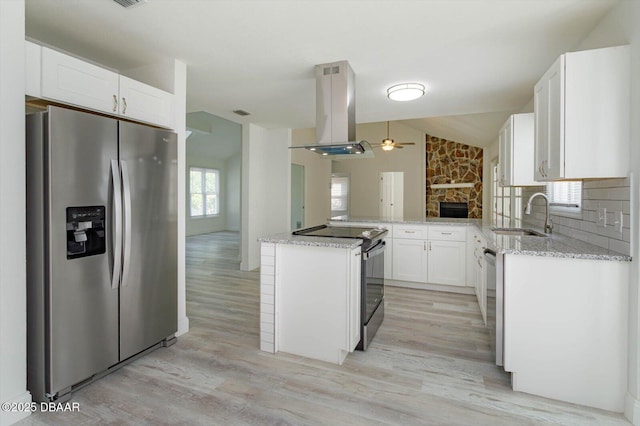 640 Old Treeline Trl, Deland, FL 32724 - kitchen with stainless steel appliances, a sink, island exhaust hood, light wood-style floors, and a peninsula
