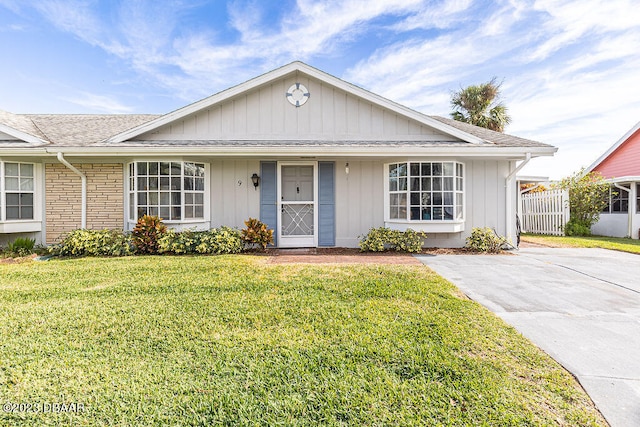 ranch-style home featuring a front lawn