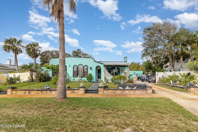 view of front of property featuring a front yard