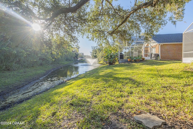 view of yard featuring a water view