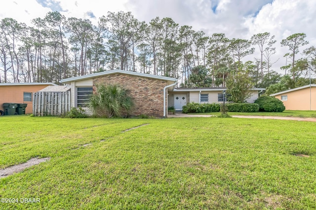 single story home with a front lawn