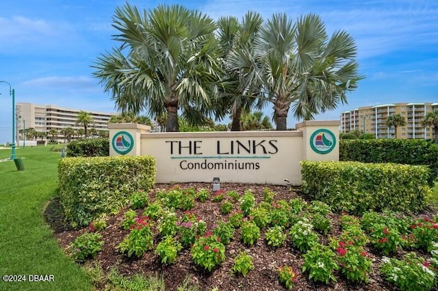 community / neighborhood sign featuring a lawn