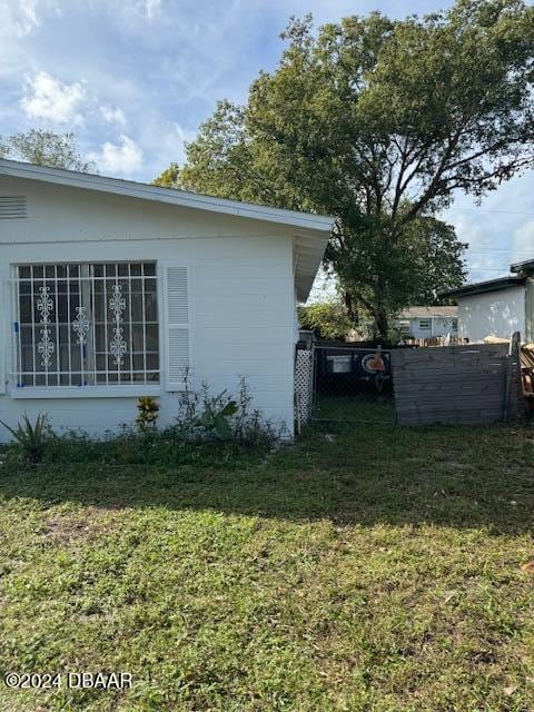 view of side of property featuring a lawn