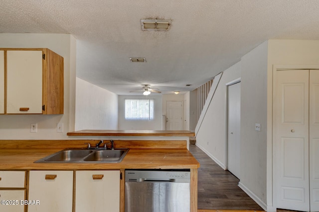 188 W Sandalwood Ct, Daytona Beach, FL 32119 - kitchen with visible vents, a sink, a ceiling fan, a peninsula, and stainless steel dishwasher