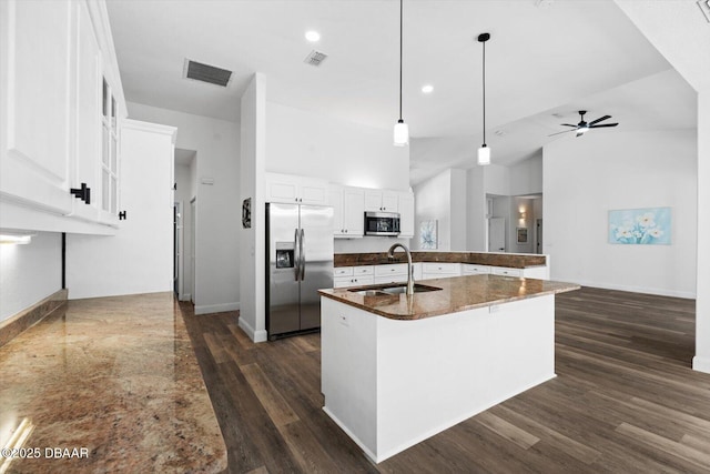 kitchen featuring sink, ceiling fan, appliances with stainless steel finishes, white cabinetry, and an island with sink