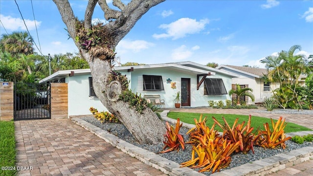 view of front of house with a front lawn