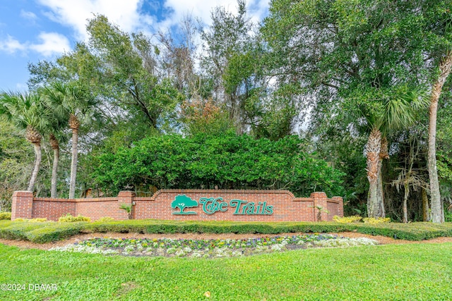 community / neighborhood sign featuring a lawn