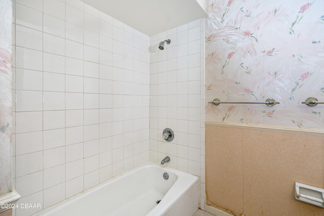 bathroom featuring tiled shower / bath combo