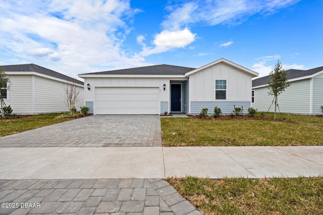 ranch-style home featuring a front lawn and a garage