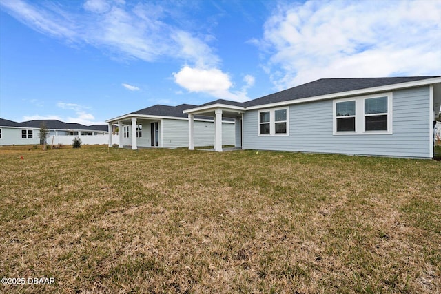 view of front of property featuring a front yard