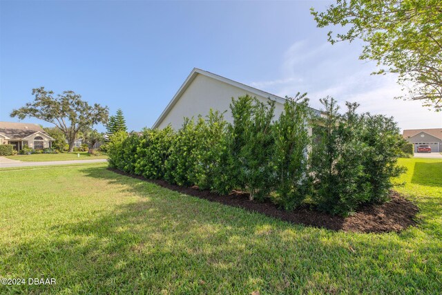 view of side of property featuring a lawn