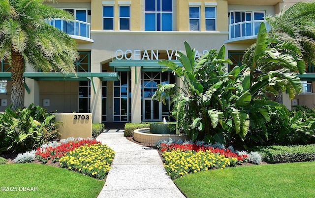 property entrance featuring stucco siding