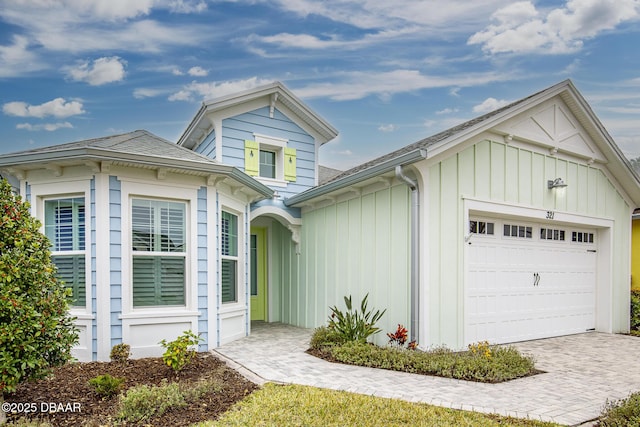 view of front facade featuring a garage