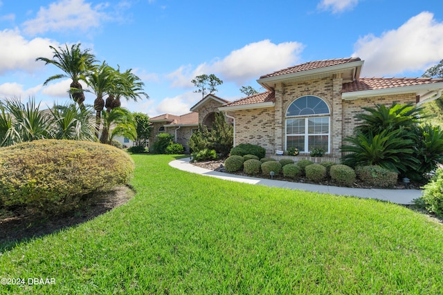 view of front of property featuring a front lawn